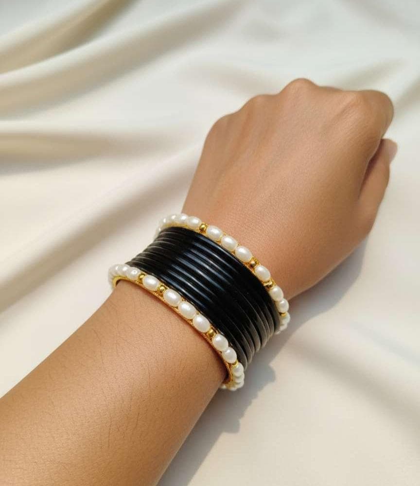 मोत्याच्या बांगड्या